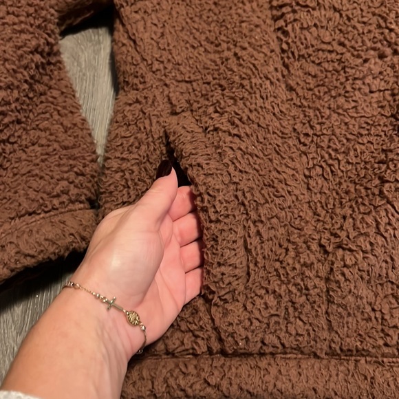 Abercrombie & Fitch teddy sweater . Size M - Picture 3 of 7